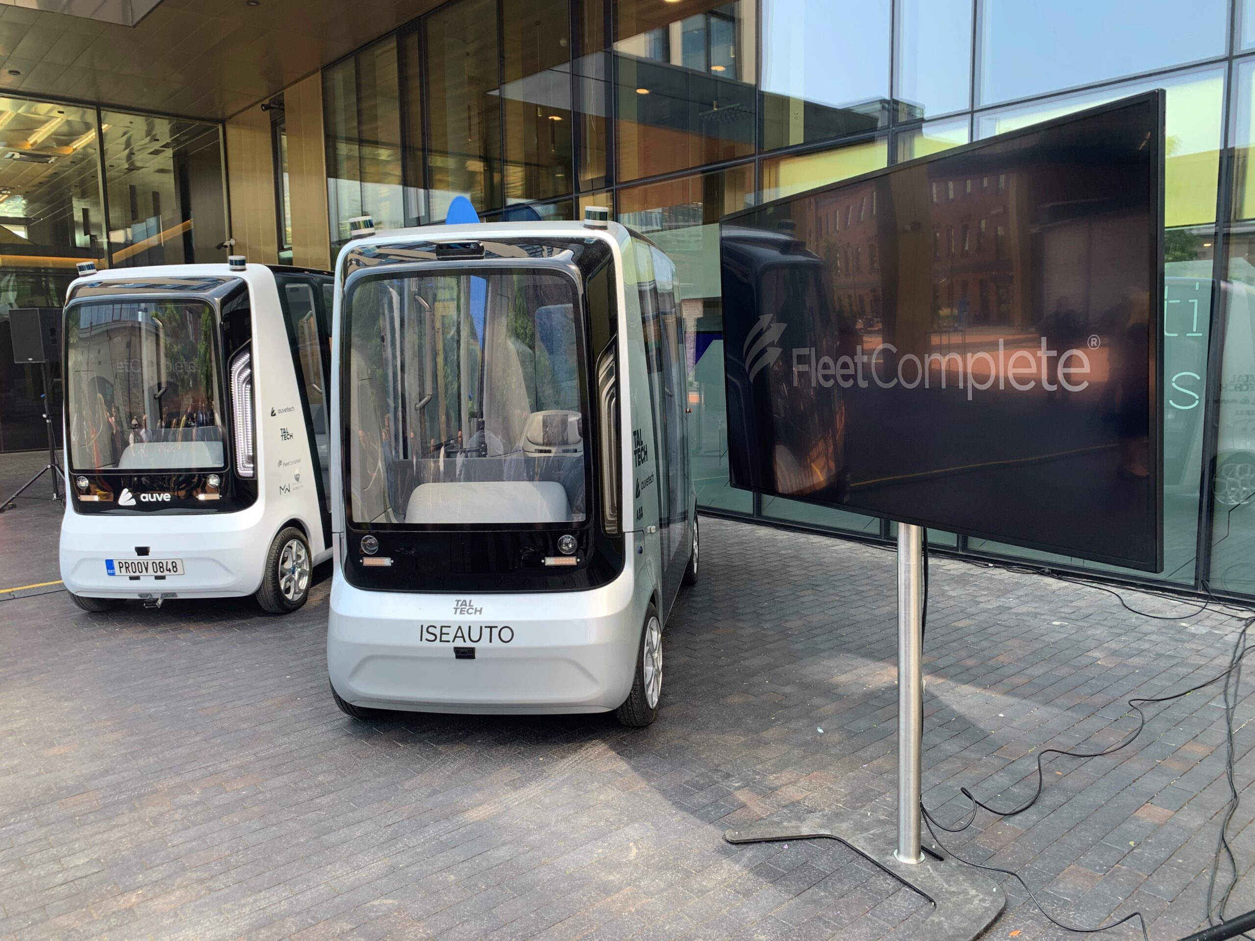 Self-driving bus and Fleet Complete screen display.